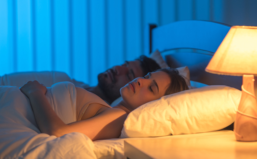 Ζευγάρι κοιμάται με φως Ζευγάρι κοιμάται με φως