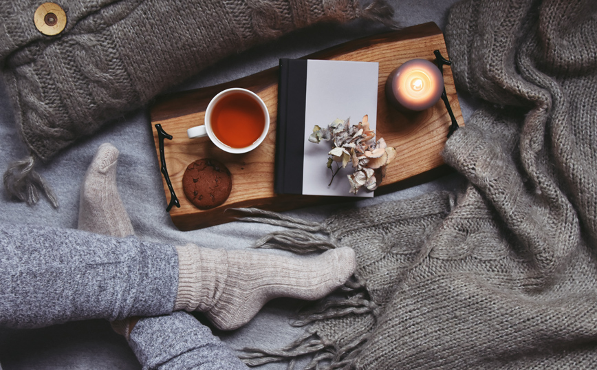 Γυναίκα απολαμβάνει τη θαλπωρή του σπιτιού της Γυναίκα απολαμβάνει τη θαλπωρή του σπιτιού της