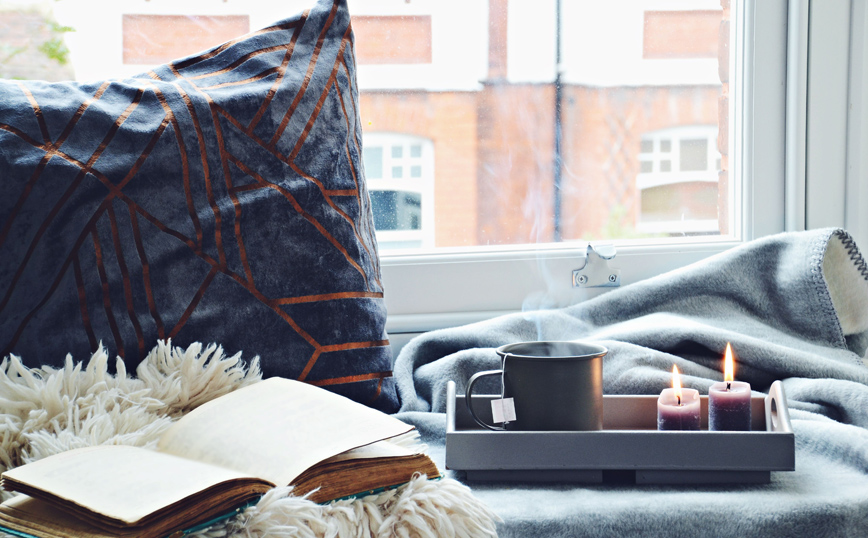 Ζεστή γωνιά με καφέ και βιβλίο Ζεστή γωνιά με καφέ και βιβλίο