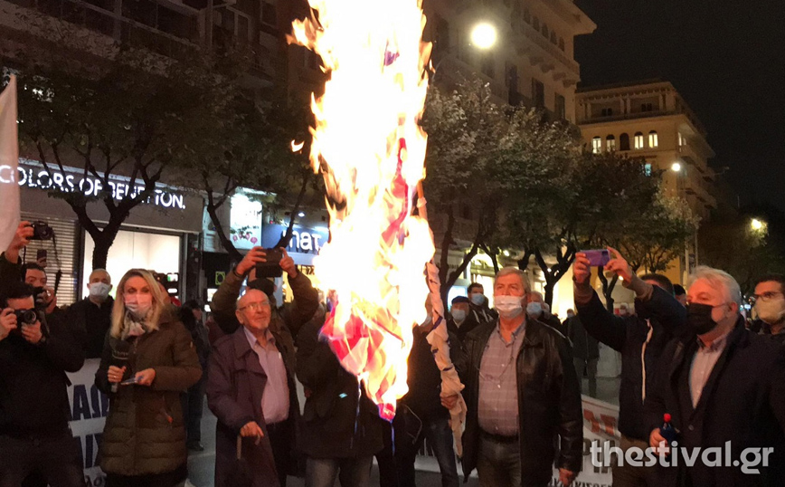 Πολυτεχνείο: Έκαψαν την αμερικανική σημαία μπροστά από το προξενείο των ΗΠΑ στη Θεσσαλονίκη