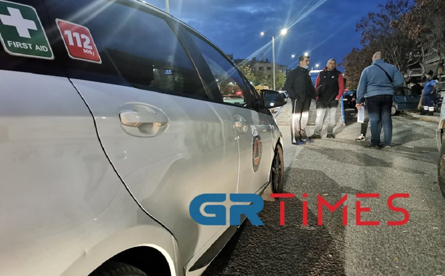 Θεσσαλονίκη: “Τρελή” πορεία λεωφορείου-Κατέληξε σε σταθμευμένα οχήματα Θεσσαλονίκη: “Τρελή” πορεία λεωφορείου-Κατέληξε σε σταθμευμένα οχήματα