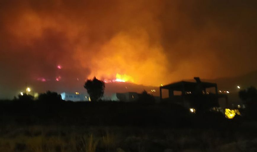 Μεγάλη φωτιά τώρα στην Τήνο – Επιχειρούν ισχυρές δυνάμεις της Πυροσβεστικής