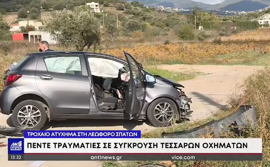 Τροχαίο με τέσσερα οχήματα και πέντε τραυματίες στη λεωφόρο Σπάτων – Εικόνες από το ατύχημα