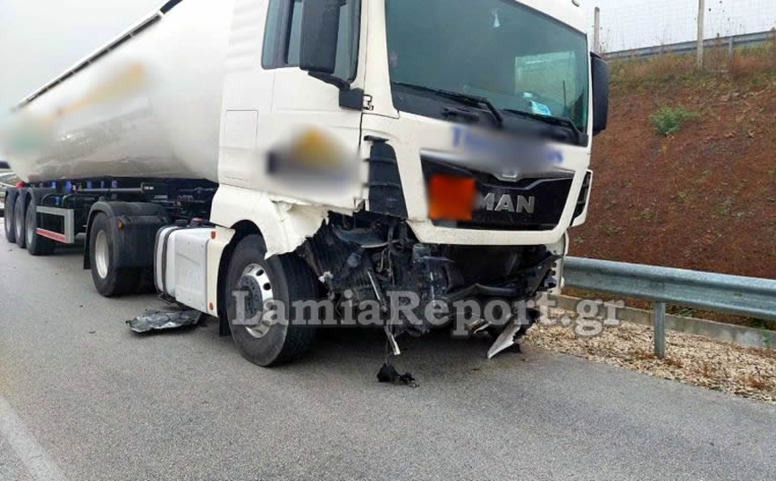 ΙΧ συγκρούστηκε μετωπικά με βυτιοφόρο έξω από την Ξυνιάδα ΙΧ συγκρούστηκε μετωπικά με βυτιοφόρο έξω από την Ξυνιάδα