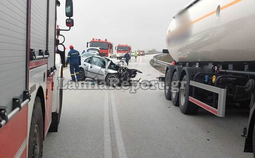 ΙΧ συγκρούστηκε μετωπικά με βυτιοφόρο έξω από την Ξυνιάδα ΙΧ συγκρούστηκε μετωπικά με βυτιοφόρο έξω από την Ξυνιάδα