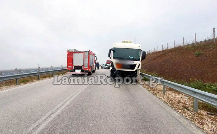 ΙΧ συγκρούστηκε μετωπικά με βυτιοφόρο έξω από την Ξυνιάδα ΙΧ συγκρούστηκε μετωπικά με βυτιοφόρο έξω από την Ξυνιάδα