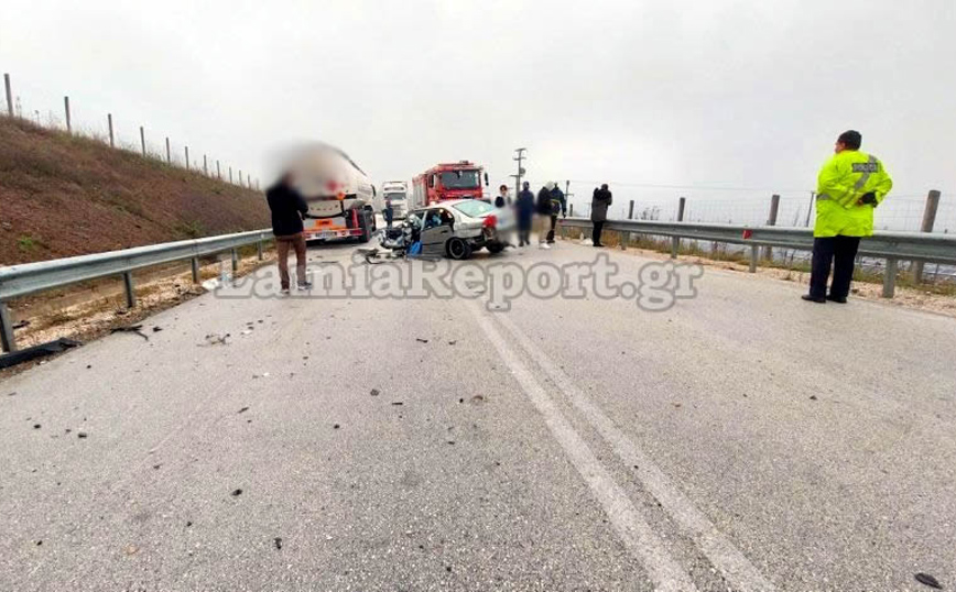 ΙΧ συγκρούστηκε μετωπικά με βυτιοφόρο έξω από την Ξυνιάδα ΙΧ συγκρούστηκε μετωπικά με βυτιοφόρο έξω από την Ξυνιάδα