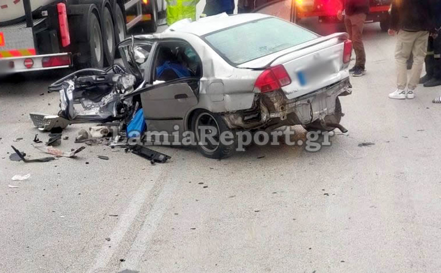 ΙΧ συγκρούστηκε μετωπικά με βυτιοφόρο έξω από την Ξυνιάδα ΙΧ συγκρούστηκε μετωπικά με βυτιοφόρο έξω από την Ξυνιάδα