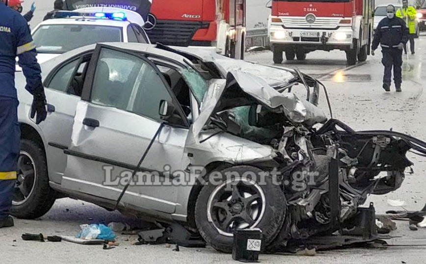 ΙΧ συγκρούστηκε μετωπικά με βυτιοφόρο έξω από την Ξυνιάδα ΙΧ συγκρούστηκε μετωπικά με βυτιοφόρο έξω από την Ξυνιάδα