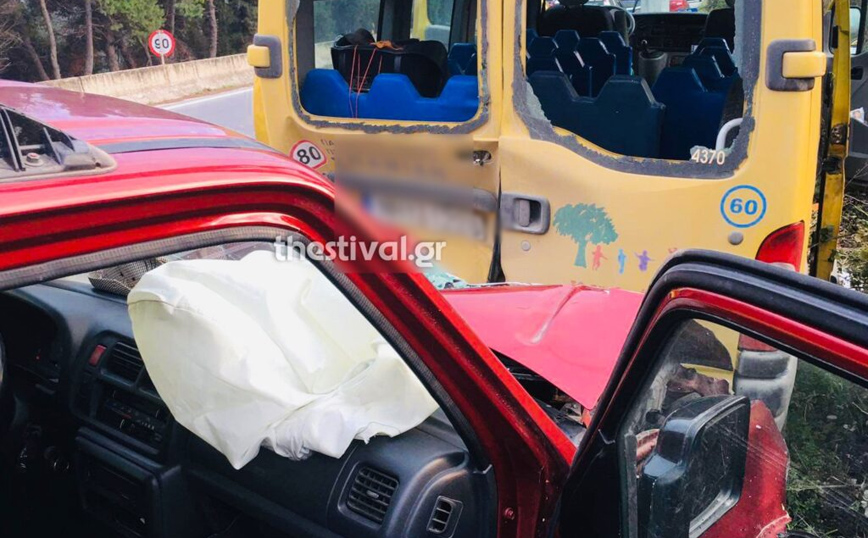 Τροχαίο με σχολικό και τζιπ στη Θεσσαλονίκη: Τραυματίστηκαν παιδιά – Οι πρώτες εικόνες από το ατύχημα