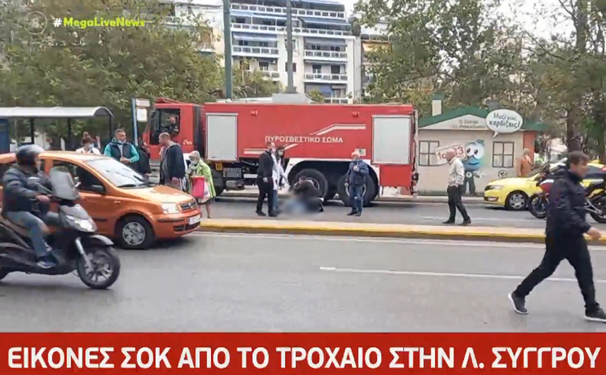 Σοκαριστικές εικόνες από τροχαίο στη Συγγρού: Μηχανή εκσφενδόνισε γυναίκα στο αντίθετο ρεύμα