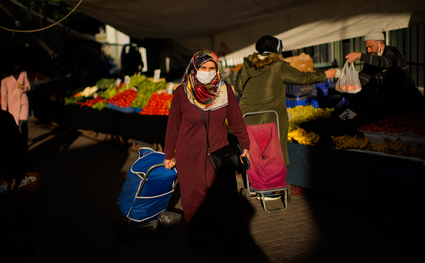 Πανικός στην Τουρκία για την ελεύθερη πτώση της λίρας &#8211; «Οι έμποροι πωλούν κόκκαλα»