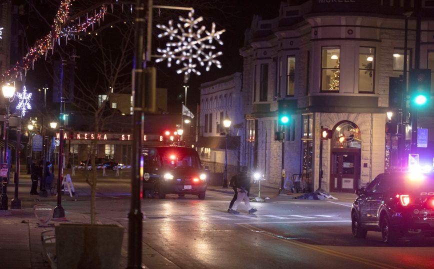 Τρόμος στις ΗΠΑ: Αυτοκίνητο έπεσε σε ανθρώπους σε χριστουγεννιάτικη παρέλαση στο Ουισκόνσιν &#8211; Δείτε τα βίντεο