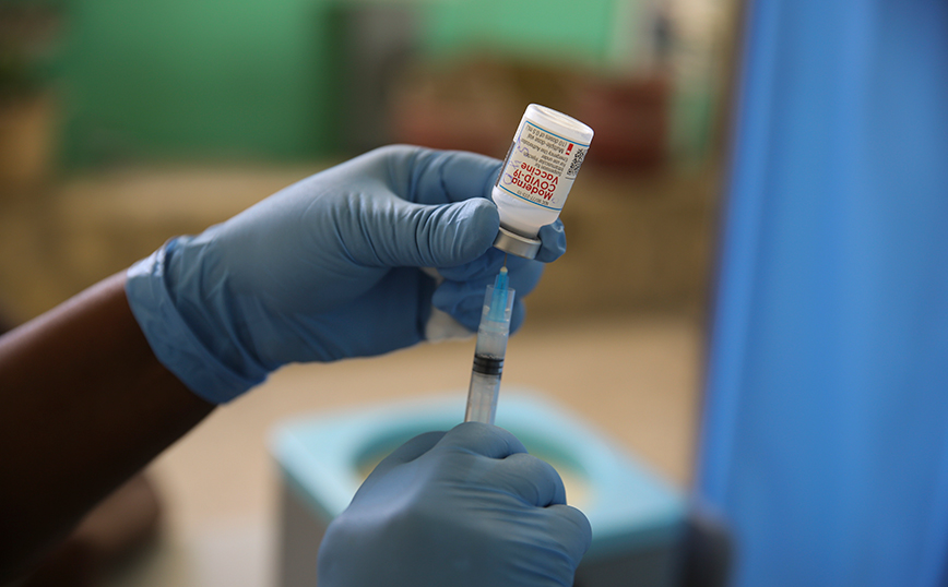 Κορονοϊός: Ποιο εμβόλιο θα κάνουν στην τρίτη δόση όσοι είχαν εμβολιαστεί με Moderna