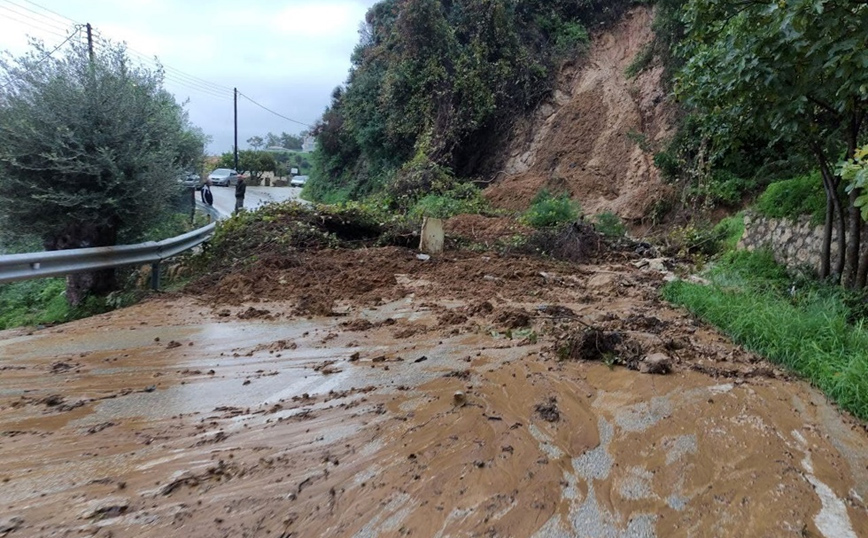 Έπεσε το βουνό στο δρόμο για Βασιλικό – Ανεμοστρόβιλος και κατολισθήσεις Έπεσε το βουνό στο δρόμο για Βασιλικό – Ανεμοστρόβιλος και κατολισθήσεις