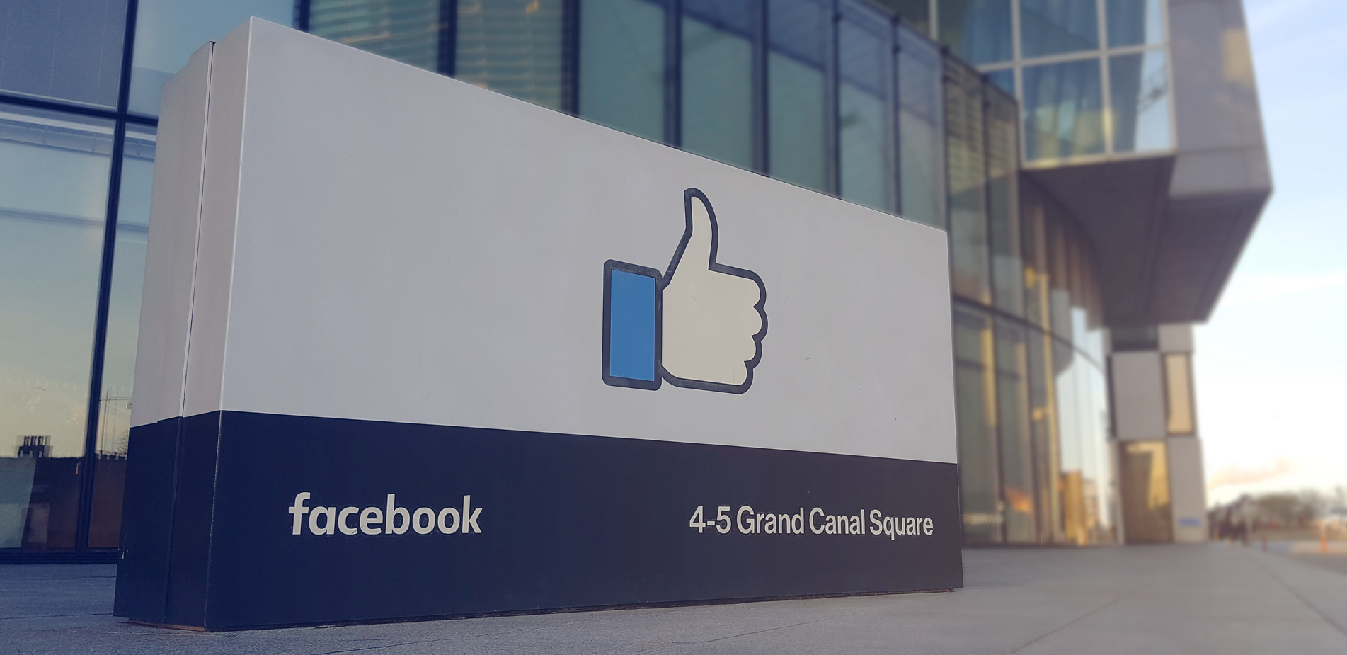 Facebook: Η οικογένεια που τα βάζει με τον βασιλιά των κοινωνικών δικτύων