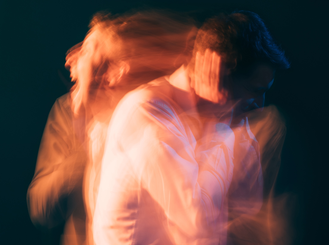 Μία μορφή βγαίνει από ένα σώμα