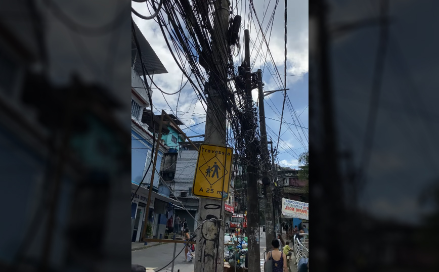 Δεν γίνεται να μην προσέξεις αυτά τα καλώδια ρεύματος στη Βραζιλία