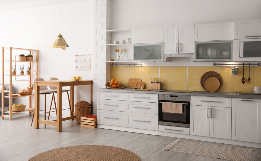 Λευκή κουζίνα με κίτρινη λεπτομέρεια Λευκή κουζίνα με κίτρινη λεπτομέρεια