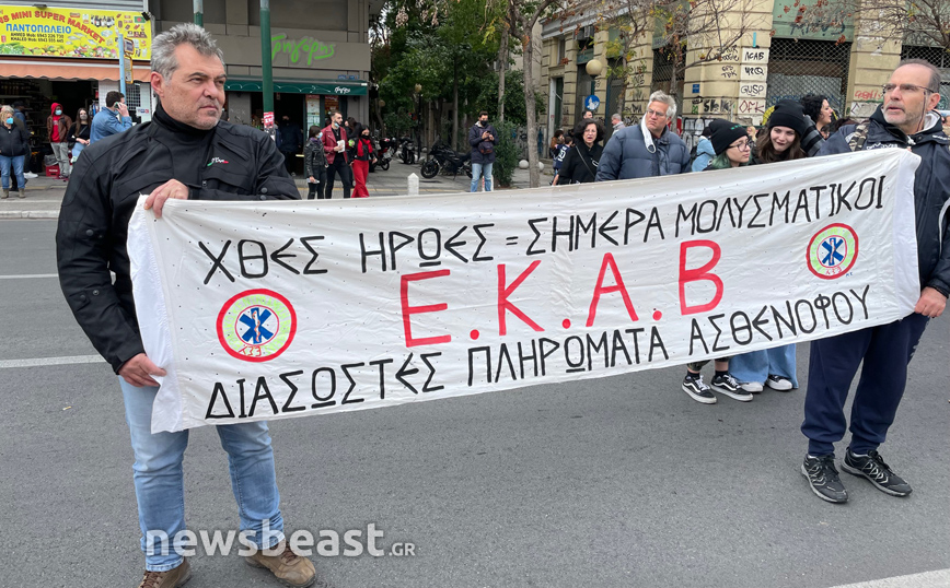 «Χθες ήρωες=σήμερα μολυσματικοί» – Υγειονομικοί σε αναστολή έξω από το Πολυτεχνείο