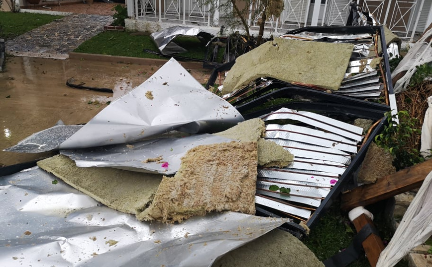 Μεγάλες ζημιές προκάλεσε ανεμοστρόβιλος στο Καλαμάκι Μεγάλες ζημιές προκάλεσε ανεμοστρόβιλος στο Καλαμάκι