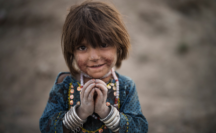 Ένα κοριτσάκι γελάει Ένα κοριτσάκι γελάει