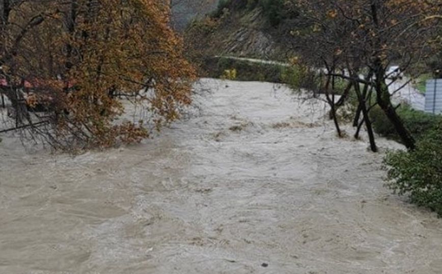 Κακοκαιρία: Ποτάμια στα όρια υπερχείλισης, πλημμύρες και διακοπές ρεύματος