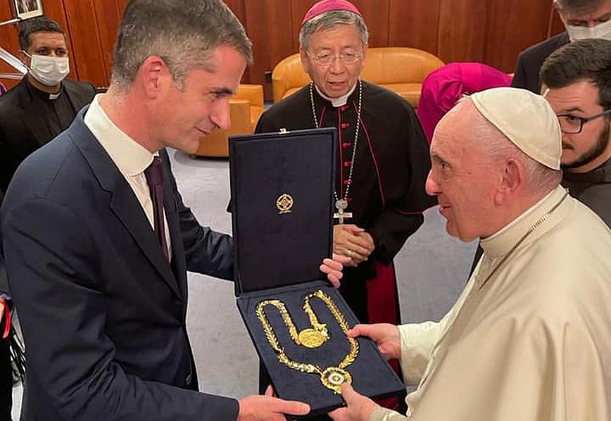 Πάπας Φραγκίσκος: Ο Κώστας Μπακογιάννης τον τίμησε με το Χρυσό Μετάλλιο Αξίας της Πόλεως των Αθηνών