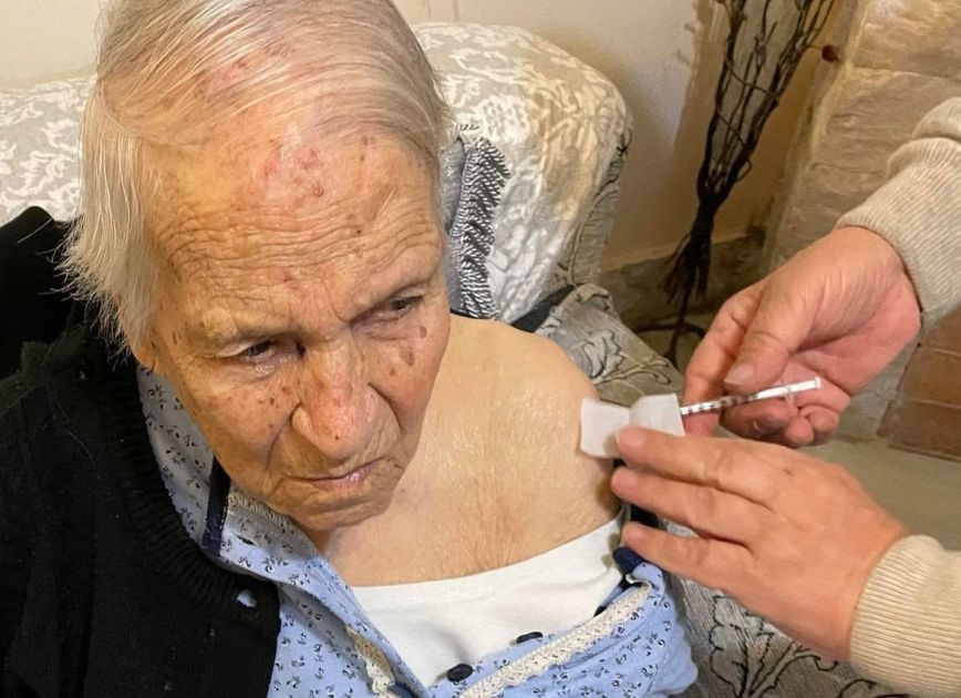 Βόλος: Μία γιαγιά 106 ετών έκανε το εμβόλιο για τον κορονοϊό