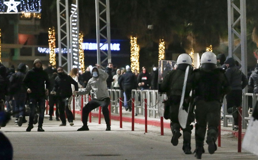 Επεισόδια οπαδών – αστυνομίας έξω από το Καραϊσκάκη και χρήση δακρυγόνων