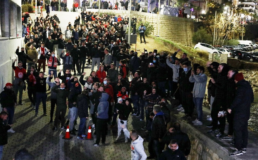 Οπαδοί του Ολυμπιακού υποδέχθηκαν τον Μανωλά Οπαδοί του Ολυμπιακού υποδέχθηκαν τον Μανωλά