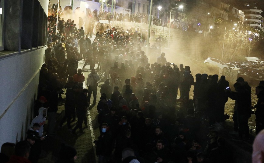 Οπαδοί του Ολυμπιακού υποδέχθηκαν τον Μανωλά Οπαδοί του Ολυμπιακού υποδέχθηκαν τον Μανωλά