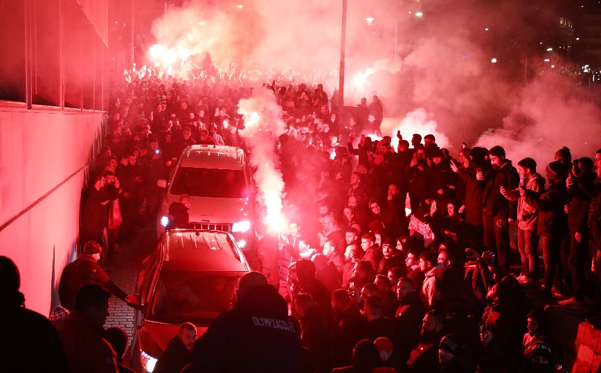 Οπαδοί του Ολυμπιακού υποδέχθηκαν τον Μανωλά Οπαδοί του Ολυμπιακού υποδέχθηκαν τον Μανωλά