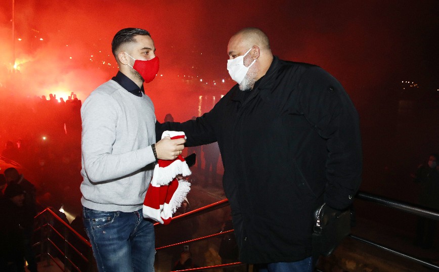 Ο Κώστας Καραπαπάς υποδέχεται τον Κώστα Μανωλά στα γραφεία του Ολυμπιακού Ο Κώστας Καραπαπάς υποδέχεται τον Κώστα Μανωλά στα γραφεία του Ολυμπιακού