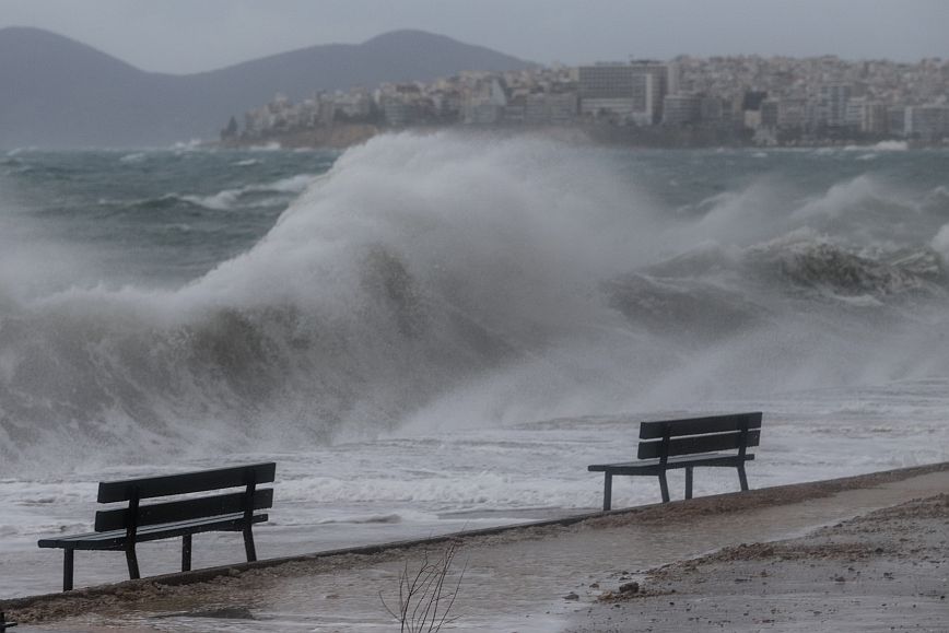 Κακοκαιρία: Η θάλασσα βγήκε μέχρι τα παγκάκια στη παραλία του Φλοίσβου &#8211; Δείτε φωτογραφίες