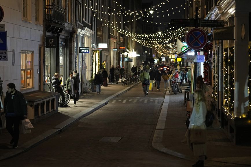 Ολλανδία: Το «εορταστικό» lockdown άδειασε τους εμπορικούς δρόμους