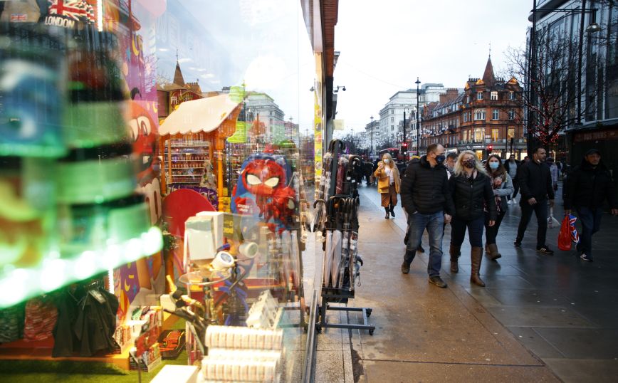 Φορώντας μάσκα κάνου τα χριστουγεννιάτικα ψώωια τους στη Βρετανίας 