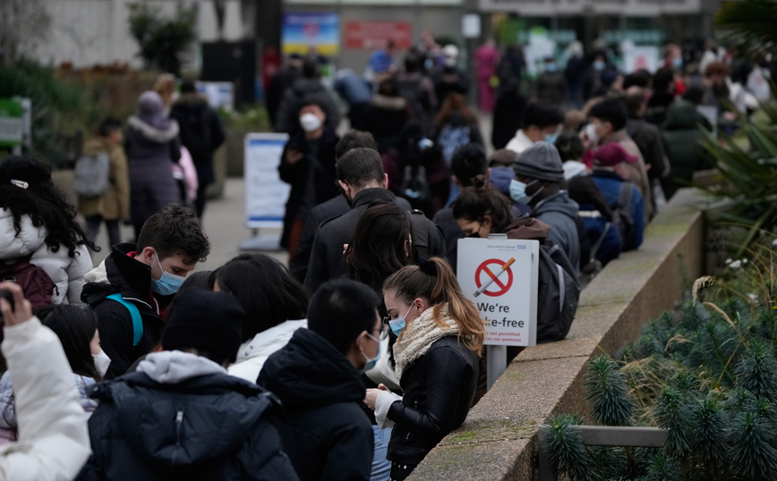 Κορονοϊός &#8211; Βρετανία: Εκατοντάδες χιλιάδες σπεύδουν για την τρίτη δόση, λόγω της μετάλλαξης Όμικρον