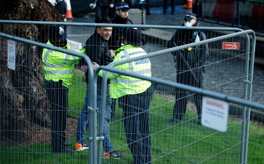 Ένας άνδρας συνελήφθη αφότου εισέβαλε στο βρετανικό κοινοβούλιο Ένας άνδρας συνελήφθη αφότου εισέβαλε στο βρετανικό κοινοβούλιο