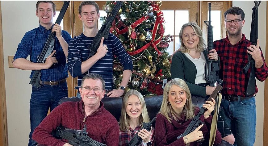 ΗΠΑ: Βουλευτής φωτογραφίζεται οικογενειακώς στο χριστουγεννιάτικο δέντρο κρατώντας όπλα