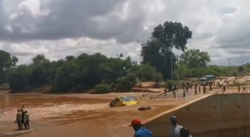 Κένυα: Λεωφορείο παρασύρθηκε από πλημμύρες &#8211; Πνίγηκαν πάνω από 20 επιβάτες &#8211; Δείτε το σοκαριστικό βίντεο