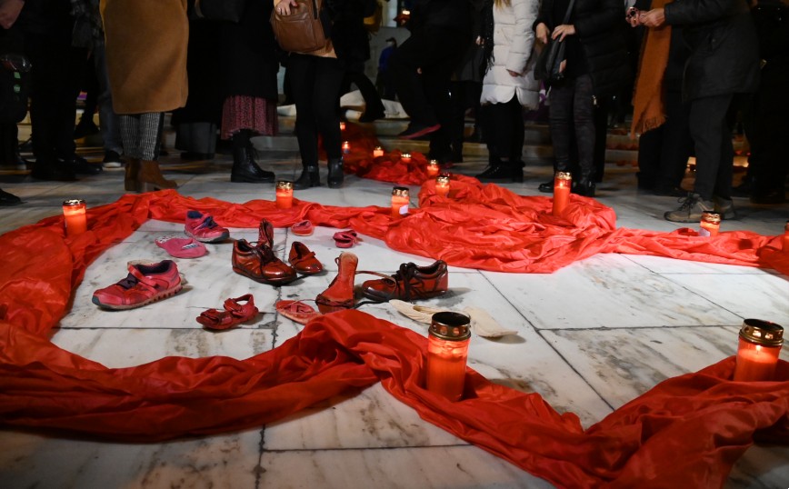 Συγκέντρωση για τις γυναικοκτονίες στο Σύνταγμα – Συγκλονιστικές οι εικόνες με τα σκορπισμένα παπούτσια
