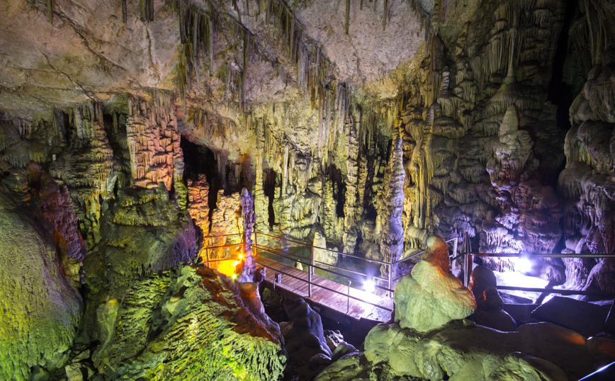 Ο εσωτερικός διάκοσμος στο Δικταίο Άντρο Ο εσωτερικός διάκοσμος στο Δικταίο Άντρο
