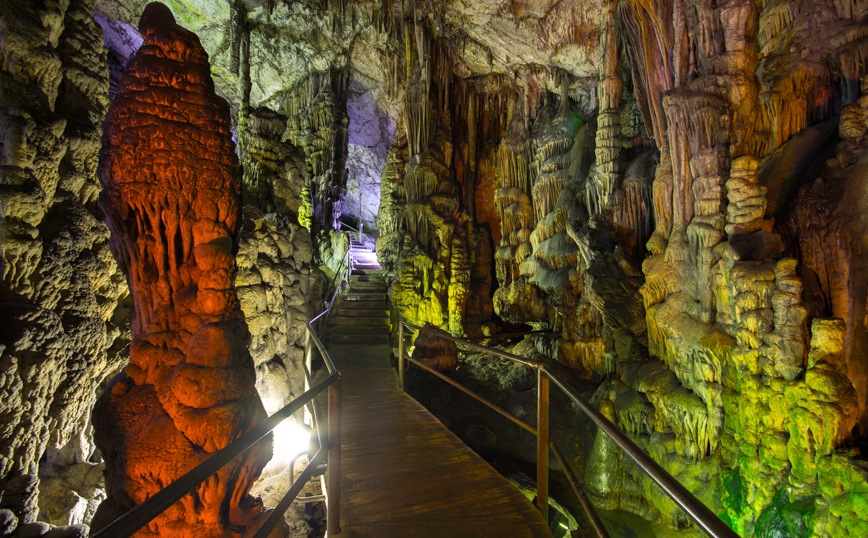 Διάδρομος επισκεπτών στο Δικταίο Άντρο Διάδρομος επισκεπτών στο Δικταίο Άντρο