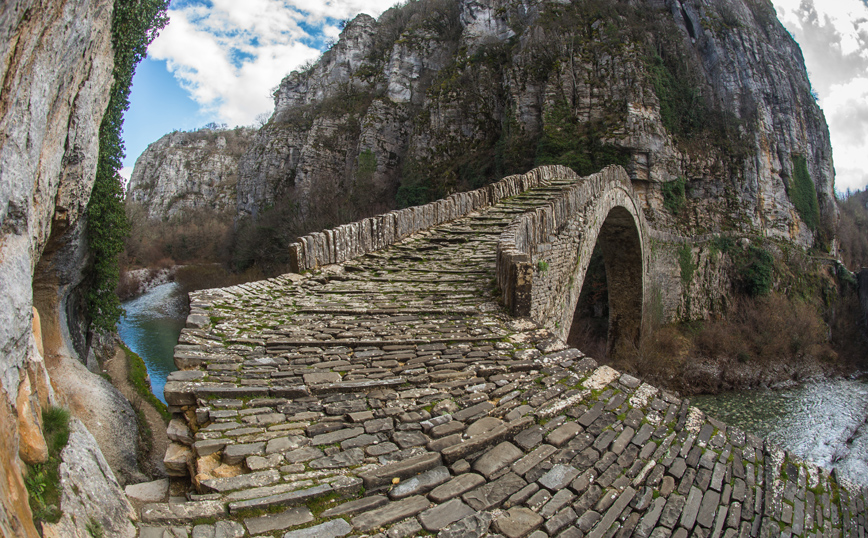 Το πλάτωμα στο γεφύρι του Κόκκορη στο Ζαγόρι Το πλάτωμα στο γεφύρι του Κόκκορη στο Ζαγόρι