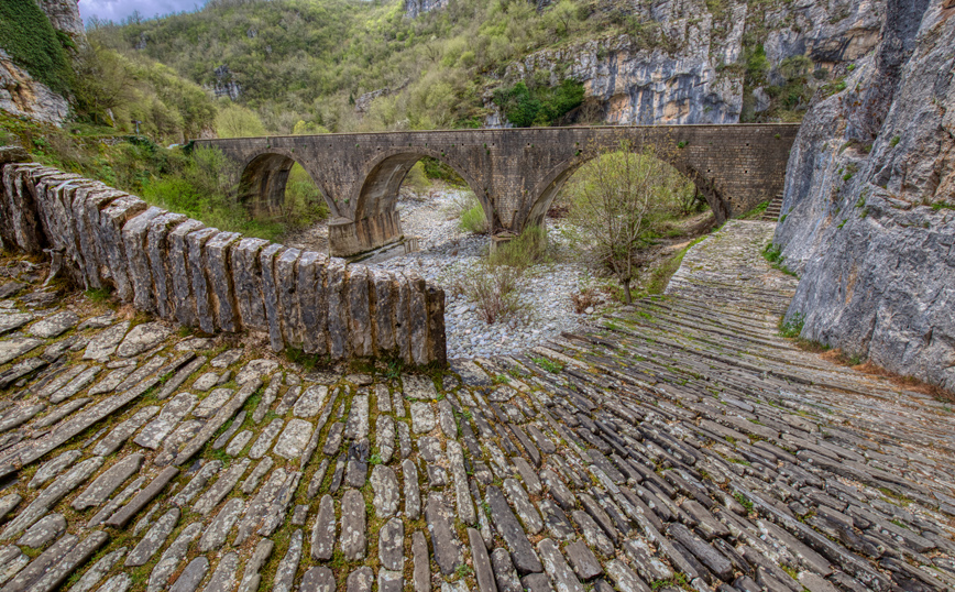 Η θέα από το γεφύρι του Κόκκορη στο Ζαγόρι Η θέα από το γεφύρι του Κόκκορη στο Ζαγόρι