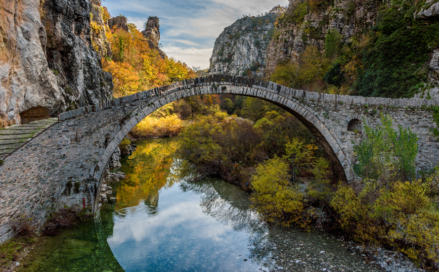 Το γεφύρι του Κόκκορη στο Ζαγόρι από ψηλά Το γεφύρι του Κόκκορη στο Ζαγόρι από ψηλά