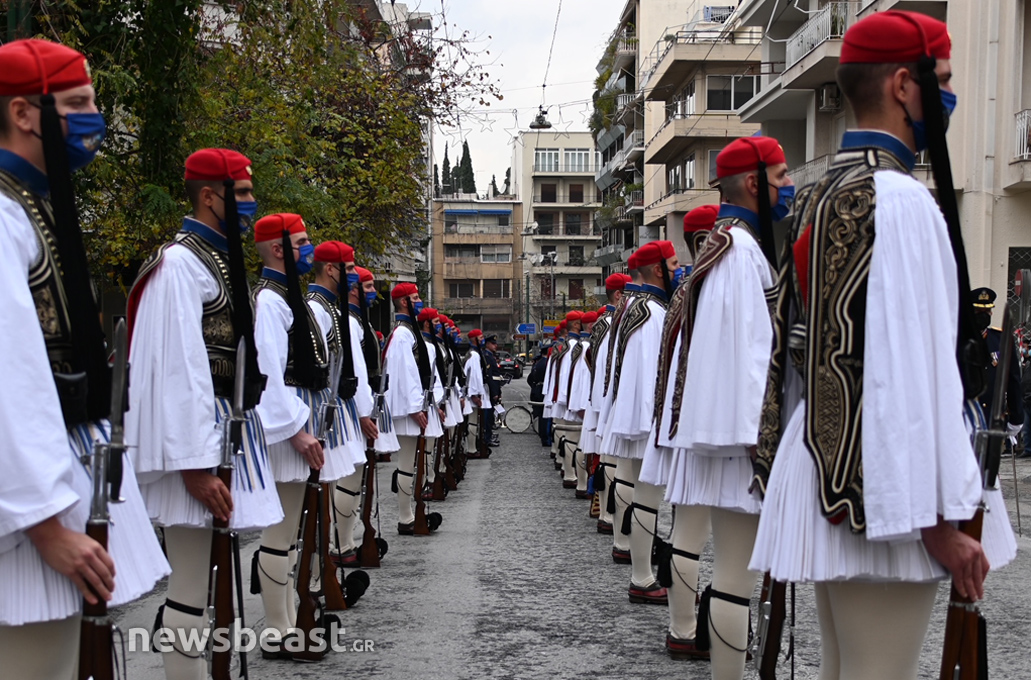 Οι επιβλητικές φωτογραφίες με τους ακίνητους εύζωνες στο τελευταίο αντίο στον Κάρολο Παπούλια