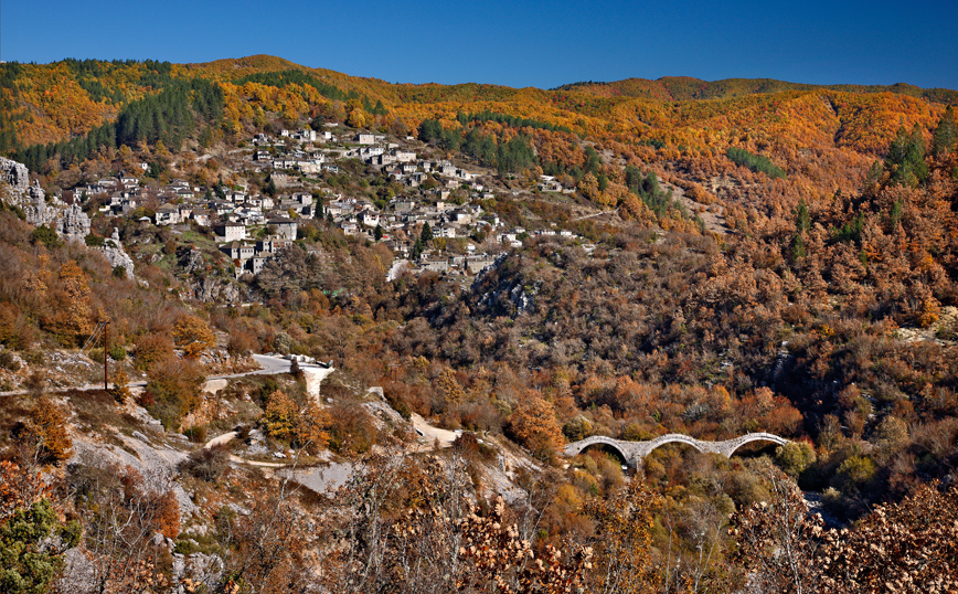 Πανοραμική άποψη του χωριού Κήποι στο Ζαγόρι Πανοραμική άποψη του χωριού Κήποι στο Ζαγόρι