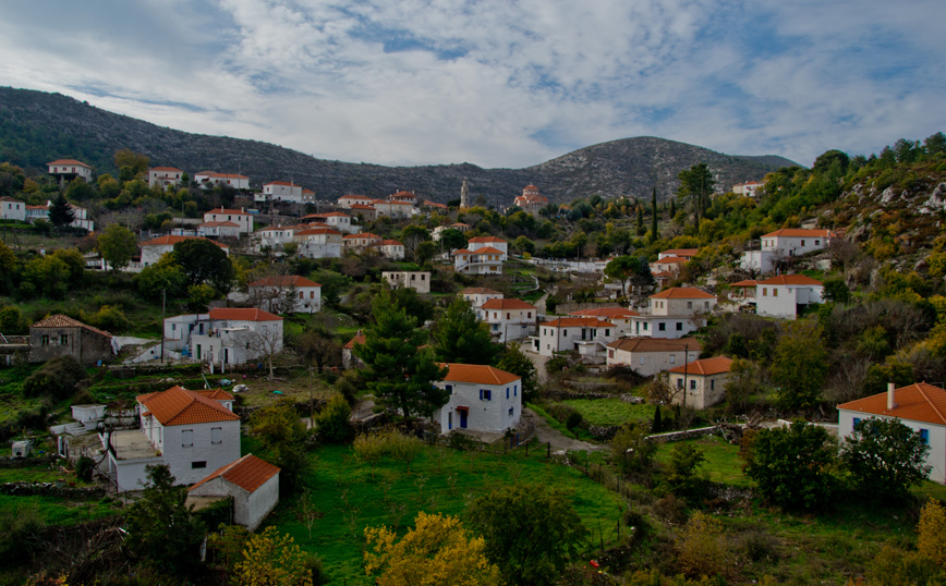 Η Κρεμαστή στην κατάφυτη πλαγιά του Πάρνωνα Η Κρεμαστή στην κατάφυτη πλαγιά του Πάρνωνα
